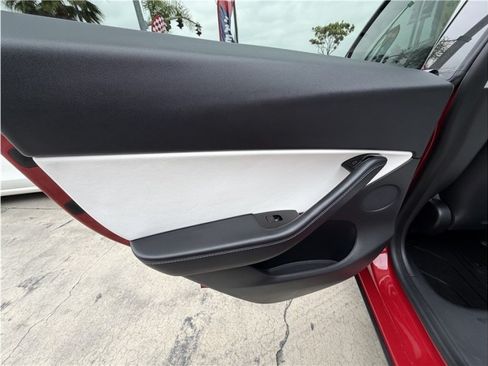 Used 2021 Tesla Model Y Long Range AWD/4WD image 19