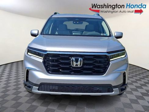 Used 2025 Honda Pilot Touring image 2