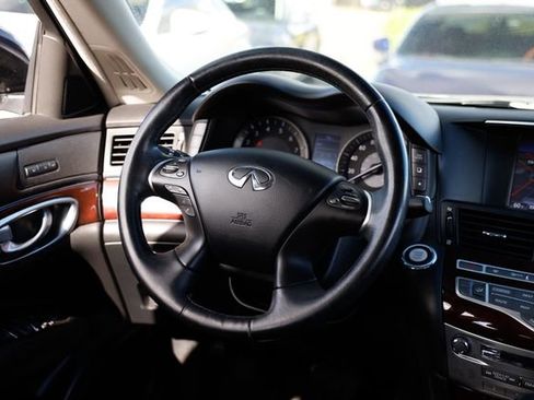 Used 2017 INFINITI Q70 3.7 image 30