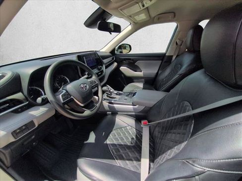 Used 2023 Toyota Highlander L FWD image 10