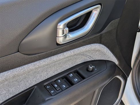 Used 2022 Jeep Compass Latitude image 11