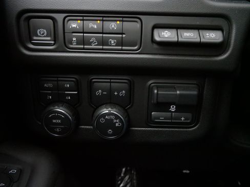 Used 2024 Chevrolet Suburban High Country image 27