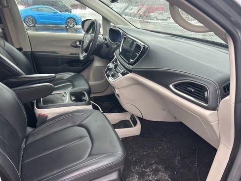 Used 2023 Chrysler Pacifica Touring-L image 7