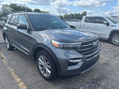 Used 2023 Ford Explorer XLT w/ Equipment Group 202A AWD/4WD image 6