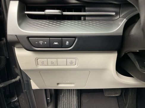 Used 2023 Kia Carnival LX image 14