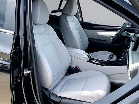 Certified 2025 Hyundai Tucson SE FWD image 9