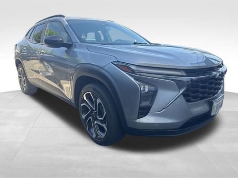 Used 2024 Chevrolet Trax RS w/ Sunroof Package image 2