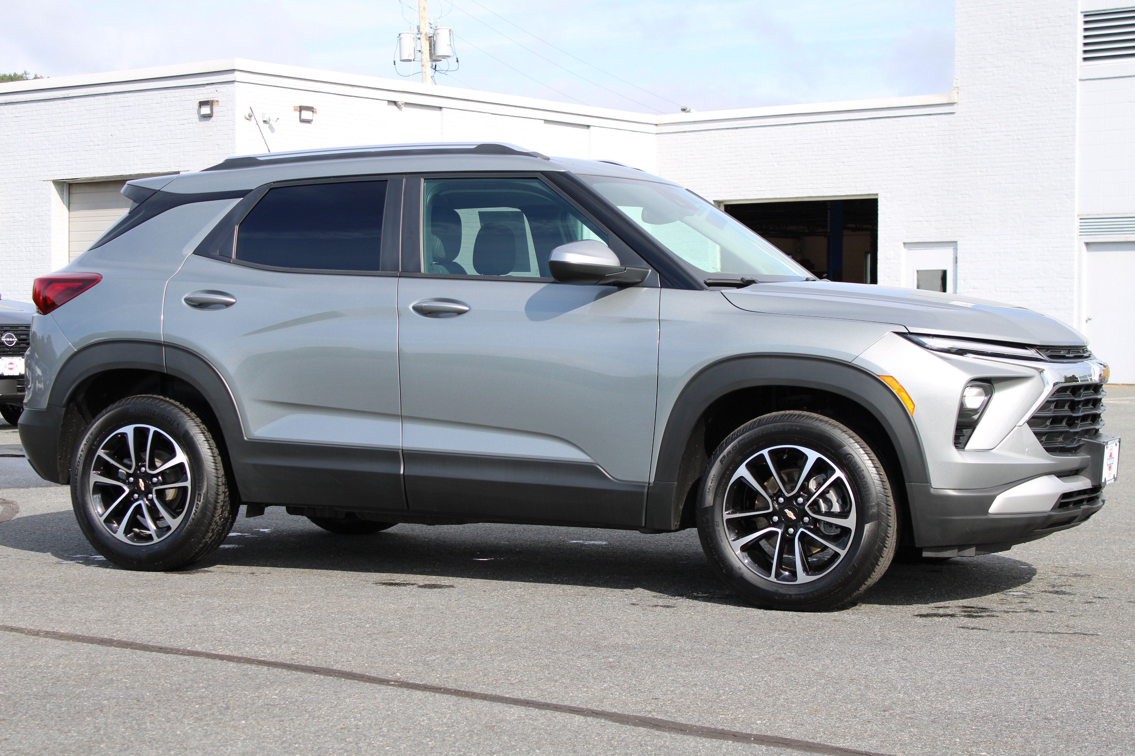 Used 2025 Chevrolet TrailBlazer LT w/ Convenience Package AWD/4WD image 4