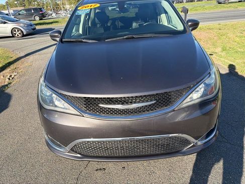 Used 2017 Chrysler Pacifica Touring-L image 6