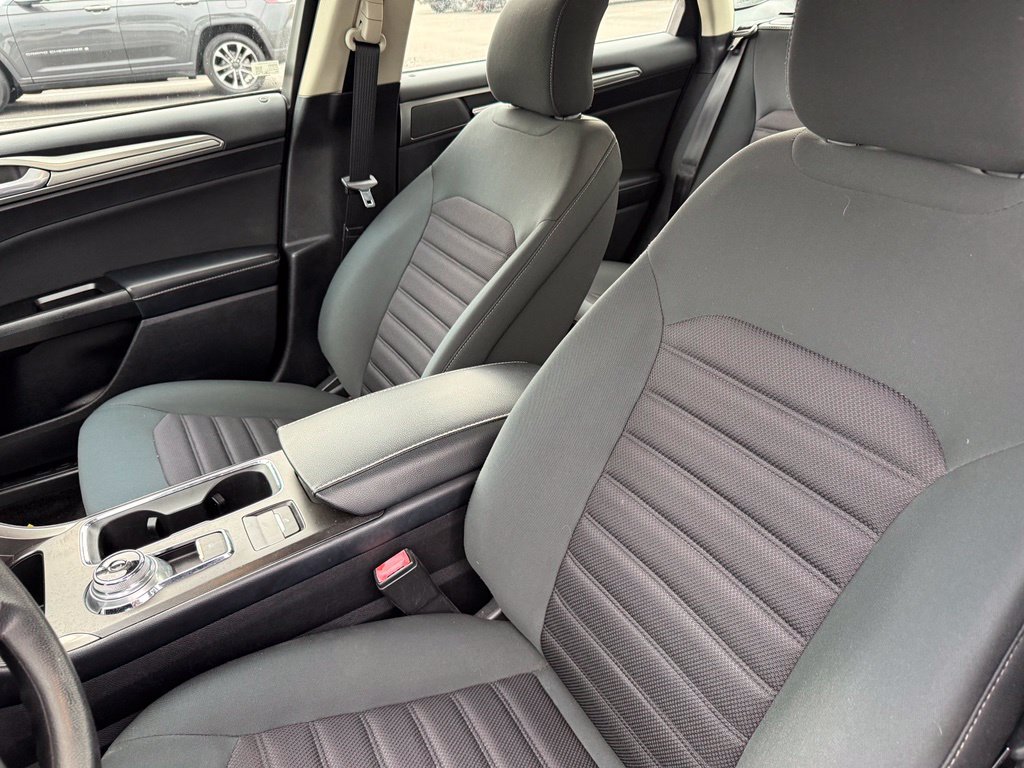 Used 2017 Ford Fusion SE FWD image 6