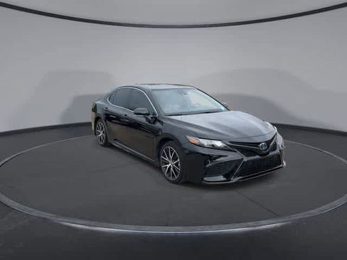 Used 2023 Toyota Camry SE FWD image 2