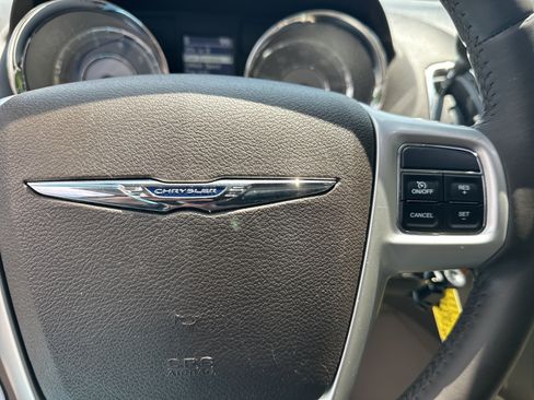 Used 2015 Chrysler Town & Country Touring FWD image 23