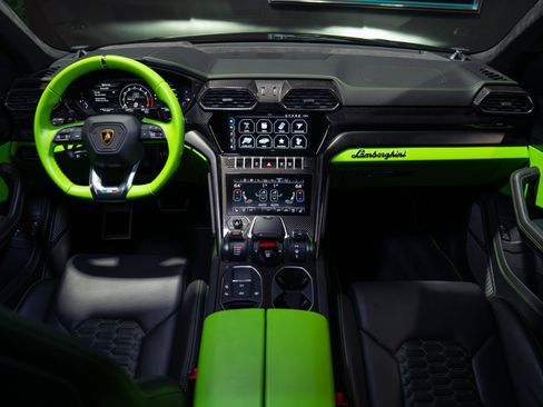 Used 2022 Lamborghini Urus AWD/4WD image 2