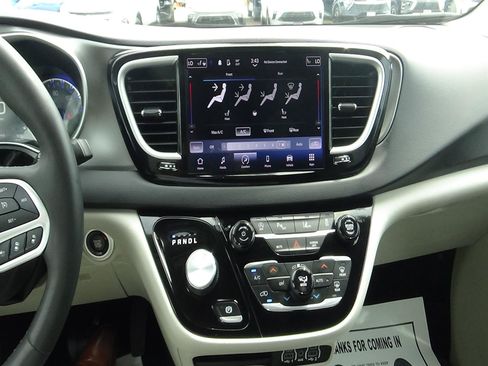 Certified 2024 Chrysler Pacifica Touring-L FWD image 23