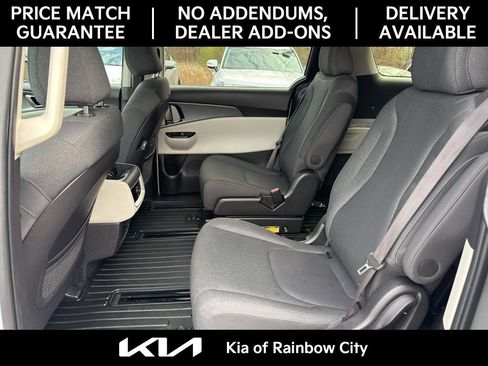 Used 2023 Kia Carnival LX image 14