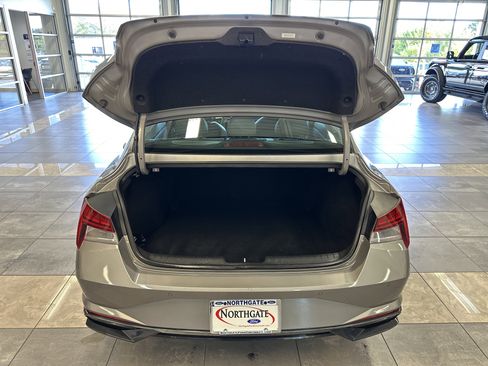 Used 2021 Hyundai Elantra Limited image 26