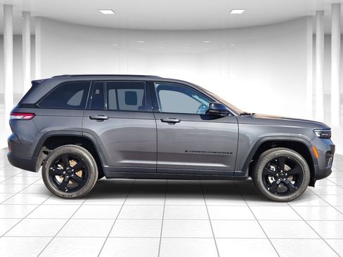Used 2023 Jeep Grand Cherokee Altitude image 2