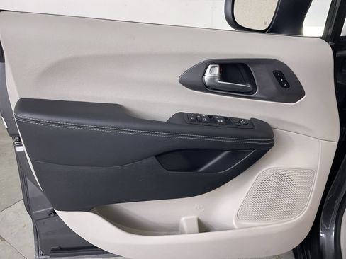 Used 2023 Chrysler Pacifica Touring-L FWD image 10