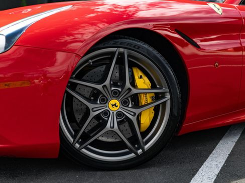 Used 2016 Ferrari California T RWD image 5