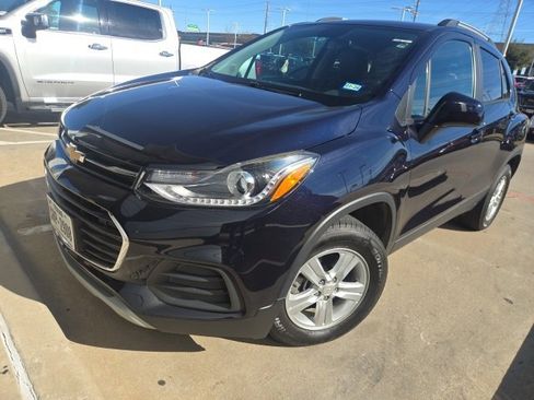 Used 2022 Chevrolet Trax LT w/ LT Convenience Package image 2