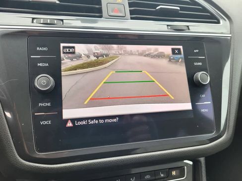 Used 2021 Volkswagen Tiguan SE w/ Panoramic Sunroof Package image 11