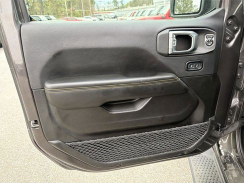 Used 2025 Jeep Wrangler Unlimited Sahara AWD/4WD image 9