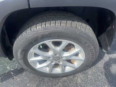 Used 2018 Jeep Cherokee Latitude Plus FWD image 24