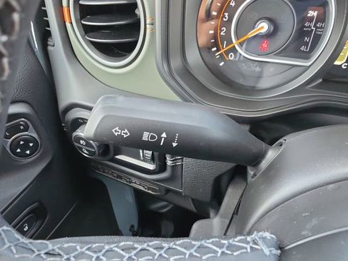 Used 2025 Jeep Gladiator Mojave AWD/4WD image 19
