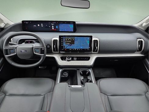 New 2025 Ford Expedition Active image 11