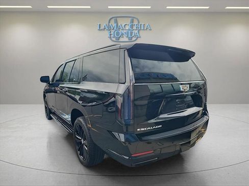 Used 2025 Cadillac Escalade ESV Sport AWD/4WD image 3