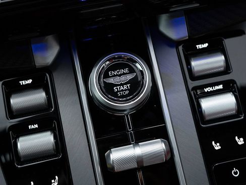 Used 2025 Aston Martin Vanquish RWD image 28