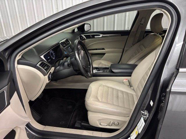 Used 2017 Ford Fusion SE FWD image 2