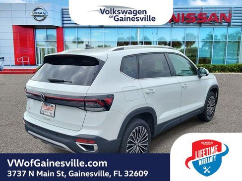 Used 2025 Volkswagen Taos SE FWD image 2