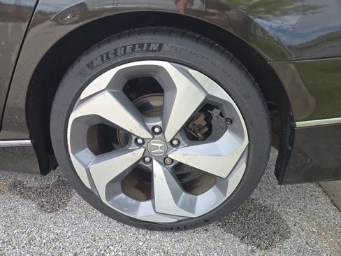 Used 2018 Honda Accord Touring image 11
