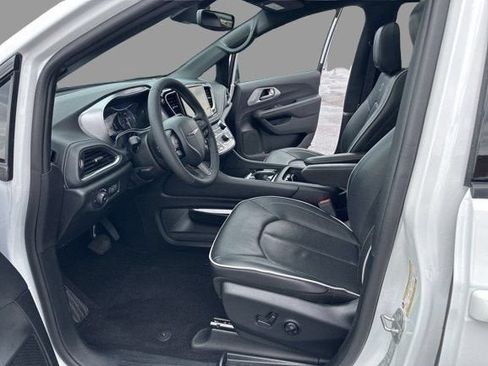 Used 2025 Chrysler Pacifica Limited FWD image 2