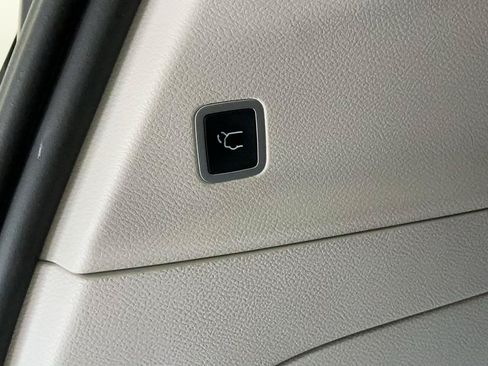 Used 2023 Chrysler Pacifica Touring-L w/ Uconnect Theater Family Group AWD/4WD image 15