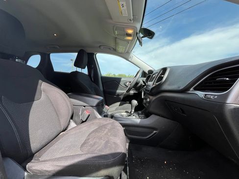 Used 2019 Jeep Cherokee Latitude w/ Popular Appearance Group AWD/4WD image 22