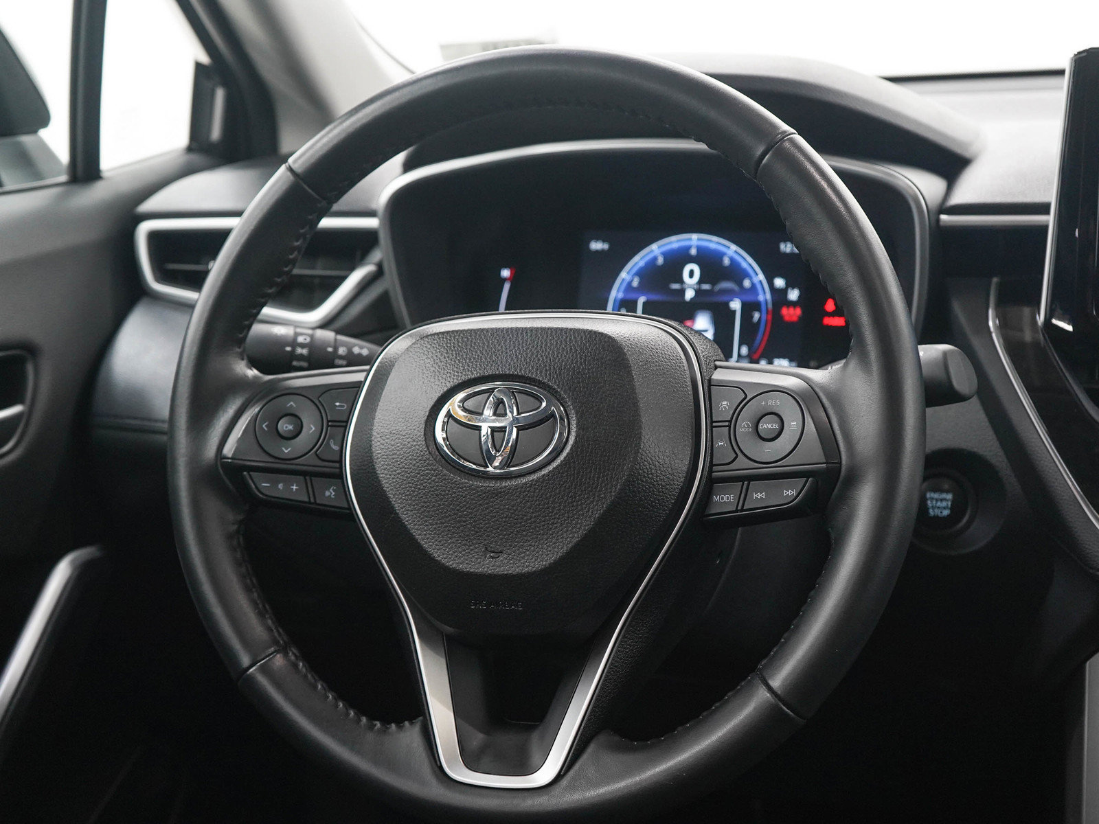 Used 2024 Toyota Corolla Cross XLE w/ Convenience Package AWD/4WD image 17