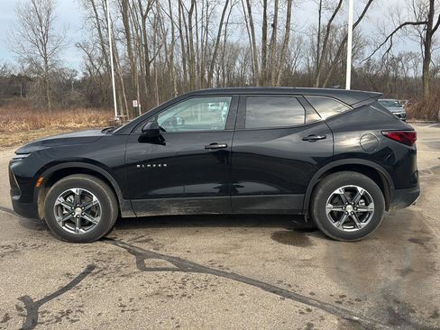 Used 2025 Chevrolet Blazer LT image 2