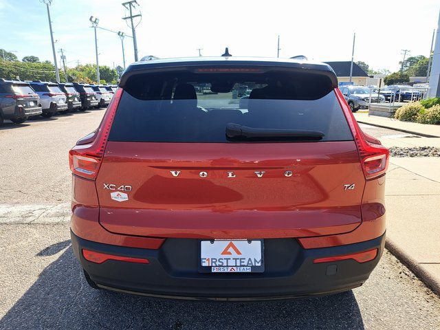 Used 2021 Volvo XC40 T4 R-Design w/ Climate Package FWD image 5