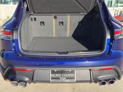 Certified 2025 Porsche Macan image 14
