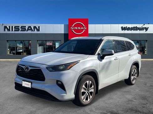 Used 2022 Toyota Highlander XLE image 4