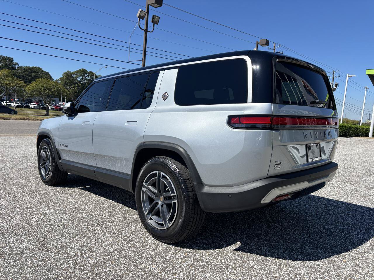 Used 2025 Rivian R1S Adventure Dual AWD/4WD image 3
