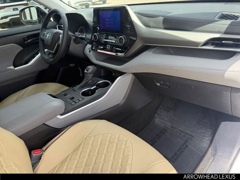 Used 2024 Toyota Highlander LE FWD image 29