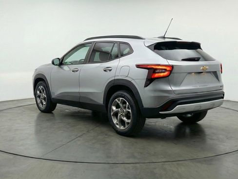 Used 2025 Chevrolet Trax LT FWD image 6