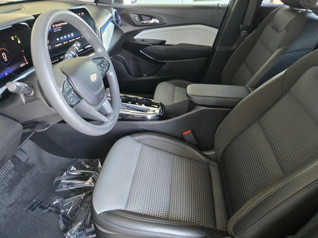 Used 2025 Chevrolet Trax LT FWD image 20