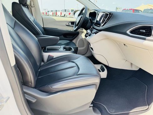 Used 2023 Chrysler Pacifica Touring-L FWD image 35