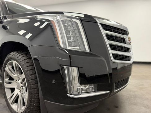Used 2017 Cadillac Escalade Luxury AWD/4WD image 19