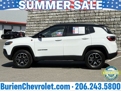Used 2025 Jeep Compass Trailhawk AWD/4WD image 2
