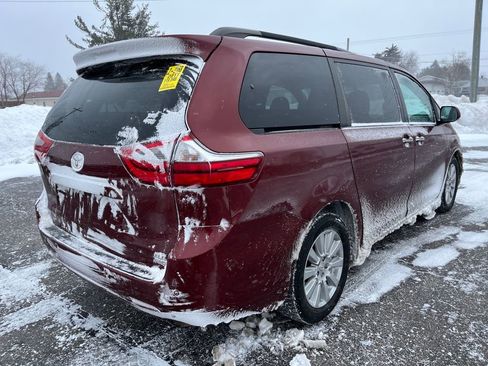 Used 2017 Toyota Sienna XLE image 8